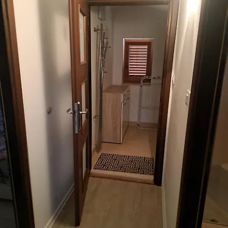 アパート Antea トロギール